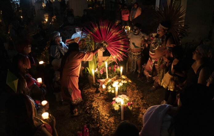 Ημέρα των Νεκρών: Πού, πώς και γιατί κορυφώνεται σήμερα - Έκθεση και στην Αθήνα